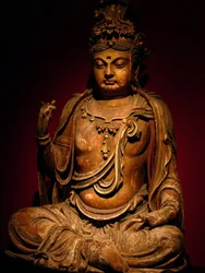 Bemalte Holzskulptur eines Bodhisattva, Song-Dynastie (960-1279), Nationalmuseum Shanghai. Fotografie von Léonard de Selva, China, 2006.