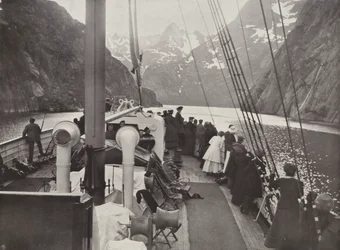 Touristen-Dampfer im Troldfjord