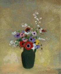 Große grüne Vase mit gemischten Blumen