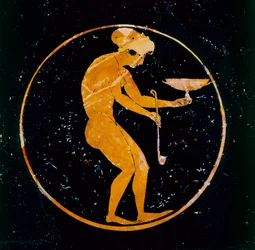 Athenische rotfigurige Schale mit einem nackten Mädchen, einer Schale und einer Schöpfkelle im Inneren, 520 v. Chr.