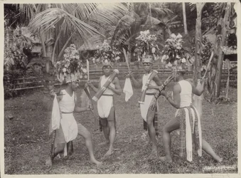 Indische Jungen in Kostümen tanzen mit Krissen in der Hand