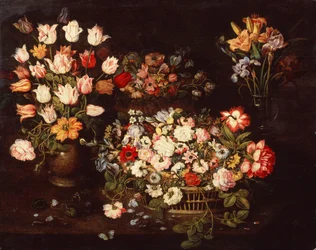 Vier Vasen mit einer Auswahl an Blumen