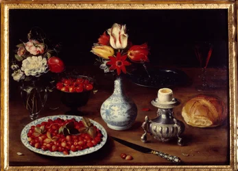 Stillleben mit Blumenvase. Sträuße aus Tulpen und Nelken mit Kirschen, Walderdbeeren, gekochtem Ei (Eierbecher) und Brot. Gemälde von Osias Beert I oder l