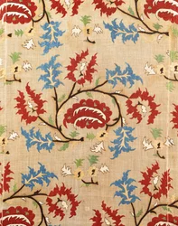 Detail eines Leinenbezugs, bestickt mit einem Mäander aus roten und blauen Blumen