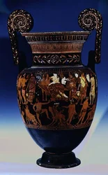 Attische rotfigurige Volutenkrater, dekoriert mit einer Szene von Schauspielern und Musikern, die sich auf eine Aufführung vor Bacchus und Ariadne vorbereiten, Griechisch, aus Ruvo, 5. Jahrhundert v. Chr.