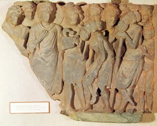 Der Sieg über die Schlange, Relief, das Buddha zeigt, wie er die gefürchtete Schlange den erstaunten Brahmanen präsentiert, griechisch-buddhistischer Stil, 1.-4. Jahrhundert