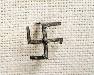 Christliche Antike: Fibel in Form einer Swastika (die das Hakenkreuz inspirieren sollte). 1. bis 3. Jahrhundert. Nationalmuseum für Archäologie, Saint-Germain-en-Laye
