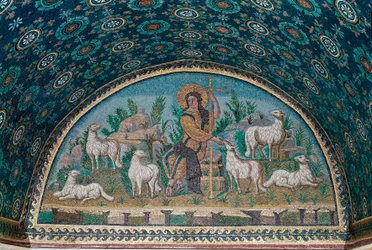 Der gute Hirte. Mosaik im Bogenfeld über der Eingangstür des Mausoleums der Galla Placidia, um 425