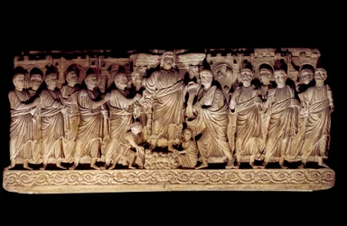 Paläochristliche Kunst: geschnitzter Sarkophag, der Christus mit den Aposteln darstellt. aus der Basilika St. Peter in Rom, Mausoleum der Anicii. 390-400 n. Chr. Paris, Louvre Museum