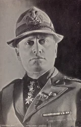 Album "Duce": Benito Mussolini in Uniform der Miliz (s/w Foto)