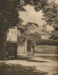 Sonnenlicht und Schatten auf einer kurvenreichen Straße in Highgate, um 1935.