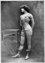 Die Schauspielerin Polar posiert neben einem barbarischen Orgel, im Kostüm, das sie in dem Stück „Le friquet“ trug, Illustration aus Willys Buch „Anches et embouchures“ (Foto)