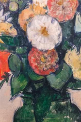 Blumen in einer grünen Vase