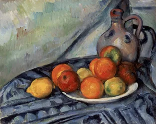 Obst und ein Krug auf einem Tisch