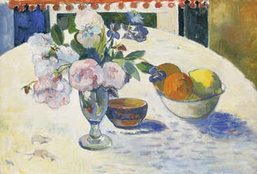 Blumen und eine Schale mit Obst auf einem Tisch