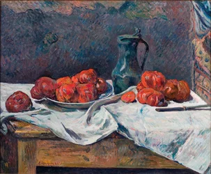 Tomaten und ein Zinnkrug auf einem Tisch