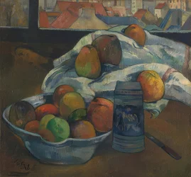 Obstschale und Krug vor einem Fenster