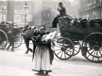 Eine weibliche Zeitungsverkäuferin, London, ca. 1890er