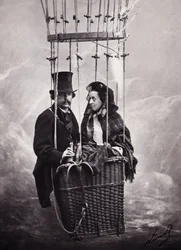 Paul Nadar und seine Frau im Korb des Ballons (Heißluftballon) (s/w Foto)