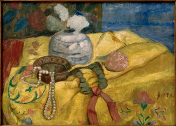 Stillleben mit gelber Decke und Ingwertopf mit Blumen