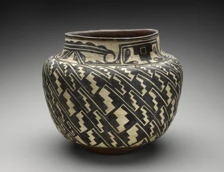 Krug (Olla) mit Stufenmotiv