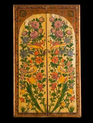Ein großer Qadjar-Polychrom-Lackspiegel, mit geschlossenen Türen, die die dekorierten Paneele zeigen