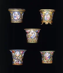 Eine Auswahl von Qajar emaillierten Gold-Nargileh-Schalen, bemalt mit Einzel- oder Doppelporträt-Paneelen, 19. Jahrhundert