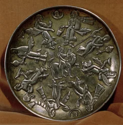 Schale mit Reliefdekoration der Göttin Anahita, umgeben von acht weiblichen Figuren