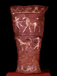 Persische Kunst: Silberbecher mit Gold eingelegt aus Hassanlu, 9. Jahrhundert v. Chr. Kampfszenen oben und Jagdszenen unten. Teheran, Archäologisches Museum