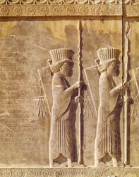 Relief, das zwei Bogenschützen und eine altpersische Inschrift zeigt, von der Treppe des Palastes von Darius, Achämenidenzeit, 6.-5. Jahrhundert v. Chr.