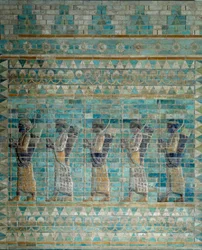 Der Fries der Bogenschützen, aus dem Palast von Darius I., König von Persien, in Susa (6. Jahrhundert v. Chr.). Emailliertes Ziegelrelief. 510 v. Chr. Paris, Louvre Museum