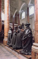 Grab von Maximilian I. (1459-1519) Ansicht von vier Bronzefiguren von Trauernden, möglicherweise Vorfahren, Verwandte oder Zeitgenossen, das Design wird Gilg Sesselschreiber zugeschrieben