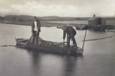 Das Aalnetz aufnehmen, ca. 1886