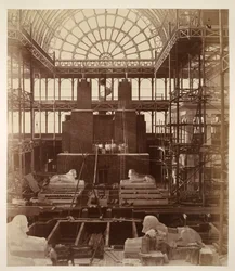 Vorbereitungen für die Errichtung der Kolosse von Abu Simbel, Crystal Palace, aus 