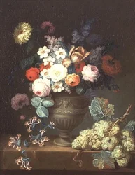 Stillleben mit Blumen in einer klassischen Vase und einer Traube