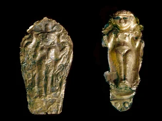 Phönizische Kunst: Zwei goldene Statuetten, links die Göttin Ishtar (Inanna oder Astarte) auf einer Platte, rechts eine Fruchtbarkeitsgöttin mit erhobenen Armen vom Fundort Tink El Beida, Syrien. 15. bis 12. Jahrhundert v. Chr. Paris, Louvre