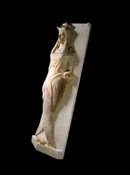 Phönizische Zivilisation: Sarkophagdeckel aus Marmor, der die Darstellung einer liegenden Frau zeigt. 4.-3. Jahrhundert v. Chr. Cartagena, Museum Spanien.