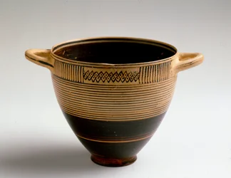 Phönizische Kunst: Kotyl-Typ Schale aus bemaltem Ton. Aus Lauritia (Almuñécar in Spanien). Dim. 8x9,2 cm. Granada, Archäologisches Museum