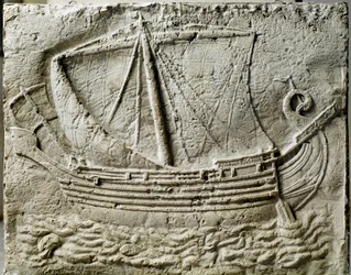 Phönizische Kunst: Basrelief eines Sarkophags, das ein Handelsschiff darstellt - Aus dem alten Hafen von Sidon (Saida) im Libanon - Paris, Louvre Museum