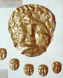 Phönizische Kunst: Große Maske aus Goldfolie auf dem Gesicht einer Frau und Gruppe von fünf kleinen Goldmasken darunter