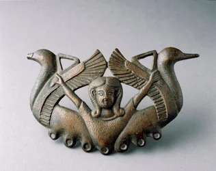 Phönizische Kunst: Darstellung der Göttin Astarte. Sie ist von zwei abhebenden Vögeln umgeben. Bronzeskulptur des 6. Jahrhunderts v. Chr. Aus Sevilla. Dim. 16 cm Sevilla, Archäologisches Museum
