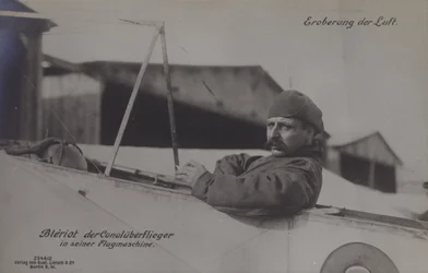 Der französische Flieger Louis Bleriot, der erste, der den Ärmelkanal überflog, in seinem Eindecker