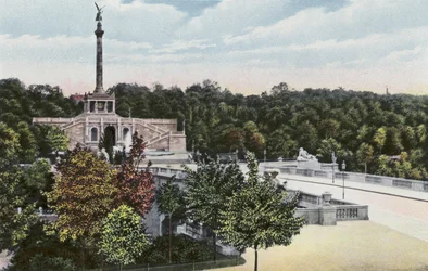 München: Friedensdenkmal mit Prinzregentenstraße
