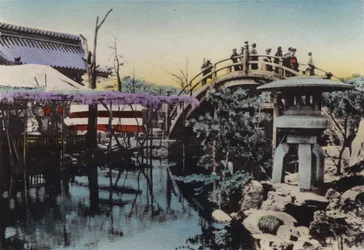 Japan, ca. 1912: Kameido-Tempelgelände, bekannt für Glyzinienblüte im Mai und Trommelbrücke