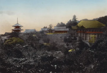 Japan, ca. 1912: Kiyomizu-Tempel, bekannt für seine hängende Bühne am Rand des Abgrunds und eine Aussicht auf Kyoto