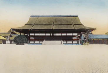 Japan, ca. 1912: Shishinden-Halle im Kaiserpalast von Kyoto, genutzt für Neujahrsempfänge und andere große Zeremonien; Die Krönung des jetzigen Kaisers fand hier 1868 statt, Kyoto (Foto)