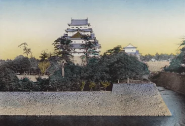 Japan, ca. 1912: Das berühmte Nagoya-Schloss, bekannt für goldene Delfine auf der Spitze