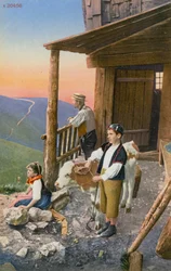 Vater und zwei Kinder bei ihrer Hütte in den Schweizer Alpen. Postkarte von 1913.