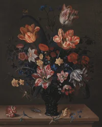 Tulpen und andere Blumen in einem Raum