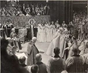 Herzogin Mary, die mit erhobener Krone Königin Elisabeth II. bei der Krönung huldigt